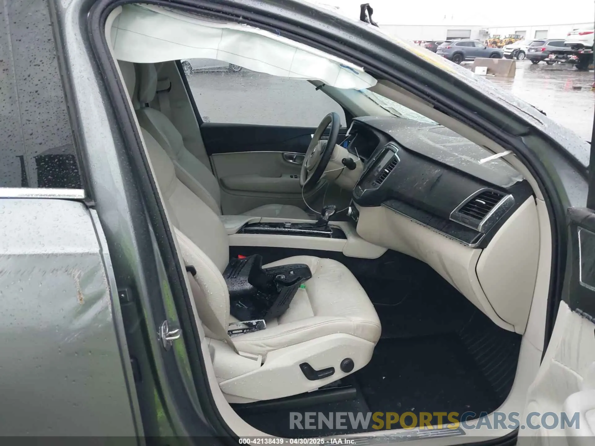 5 Photograph of a damaged car YV4102CK7L1617596 VOLVO XC90 2020
