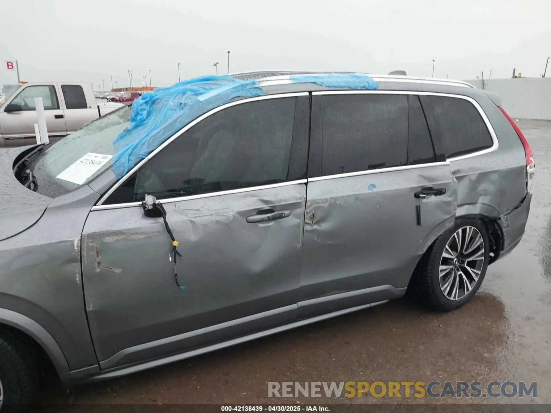 6 Photograph of a damaged car YV4102CK7L1617596 VOLVO XC90 2020