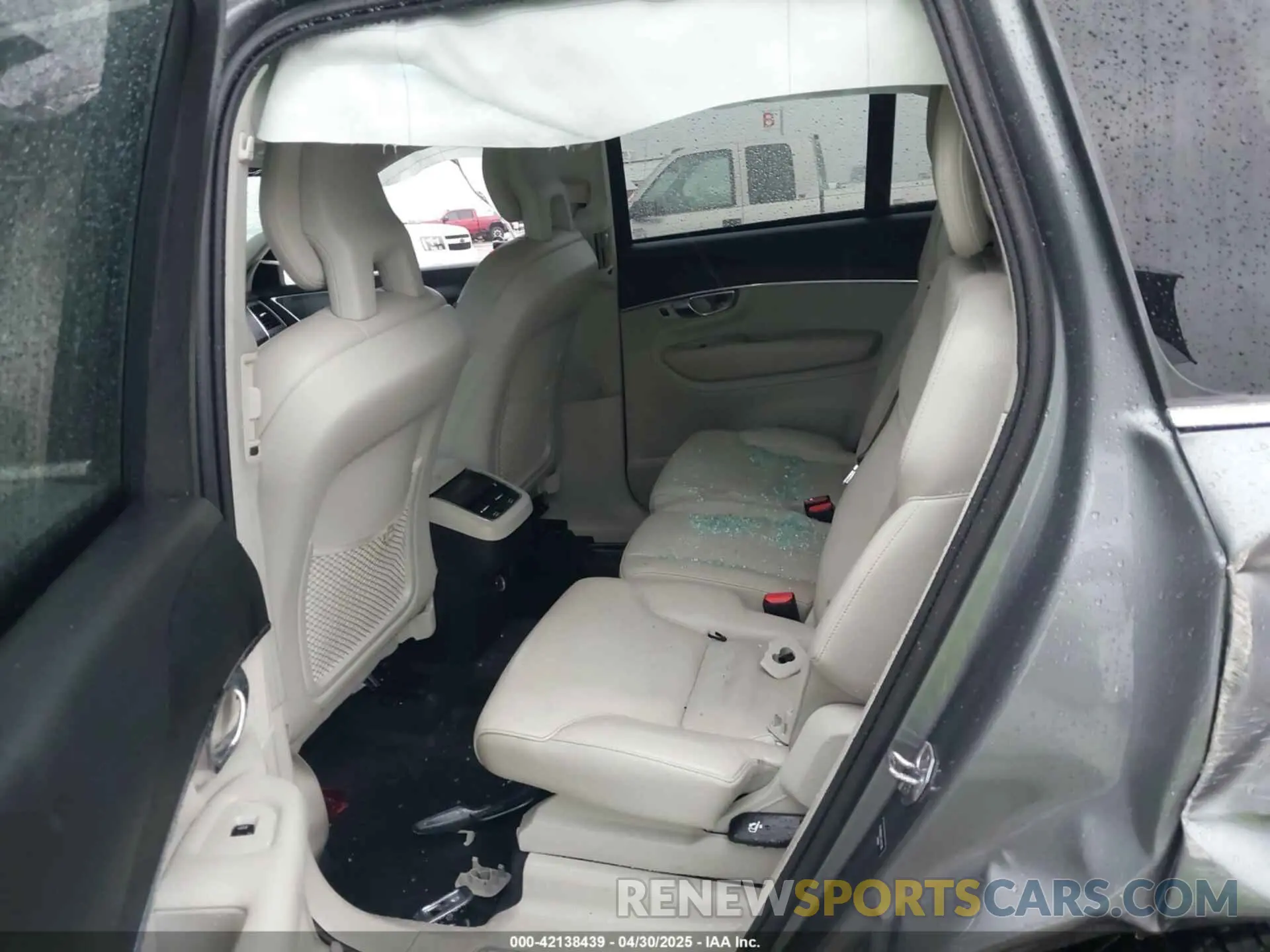 8 Photograph of a damaged car YV4102CK7L1617596 VOLVO XC90 2020
