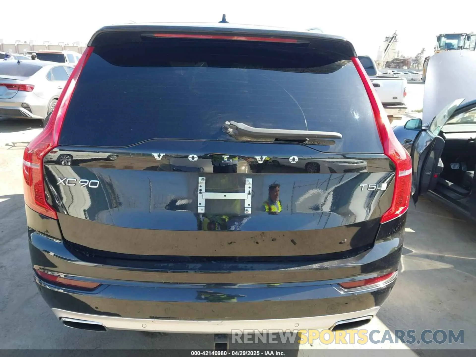 17 Photograph of a damaged car YV4102PK9L1533600 VOLVO XC90 2020