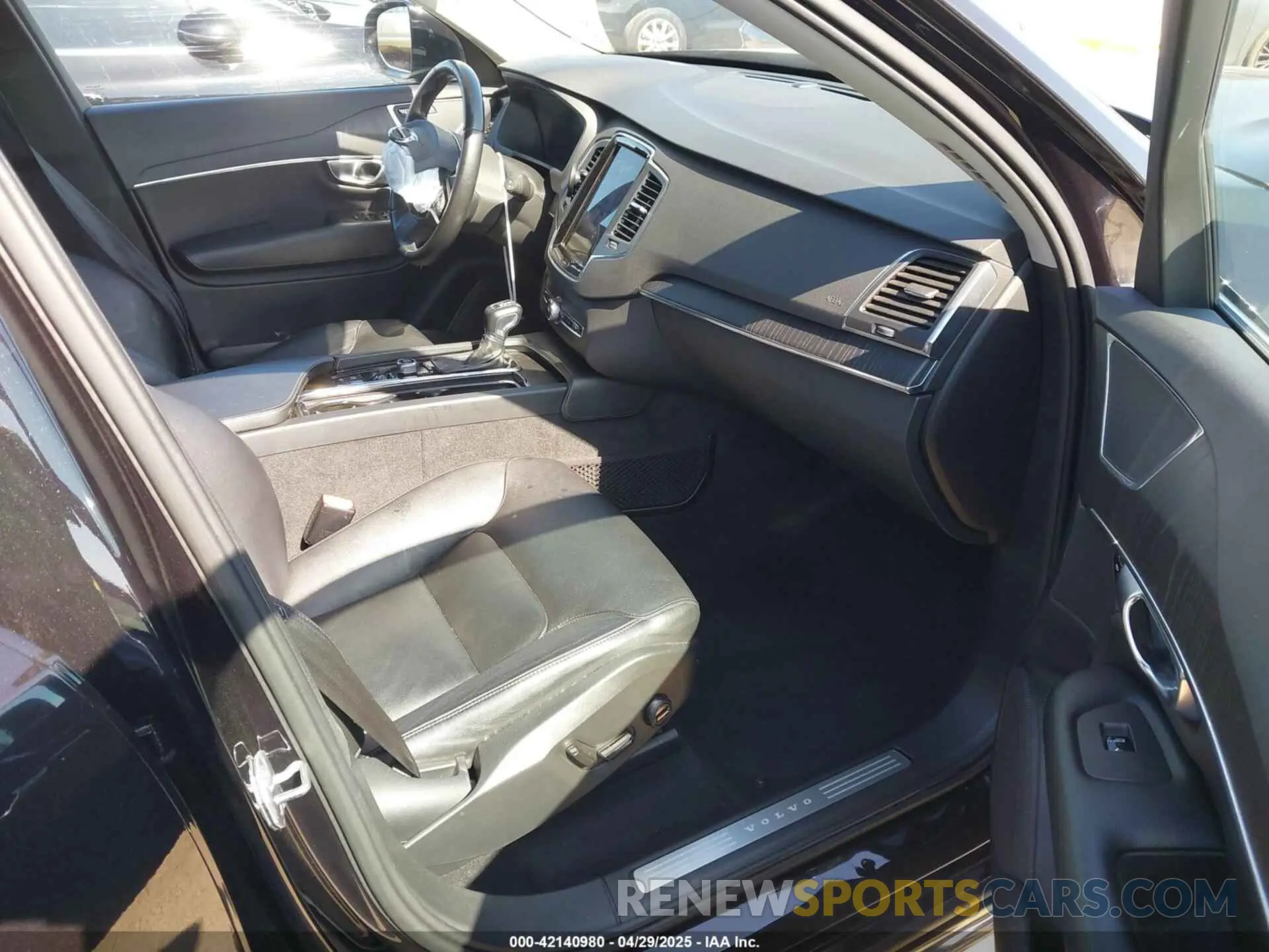 5 Photograph of a damaged car YV4102PK9L1533600 VOLVO XC90 2020