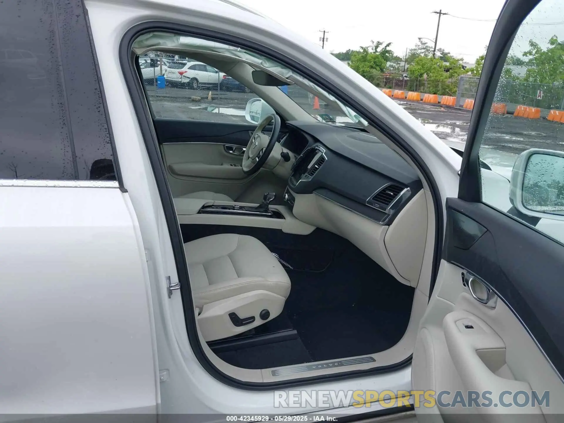 5 Photograph of a damaged car YV4102PK9L1614676 VOLVO XC90 2020