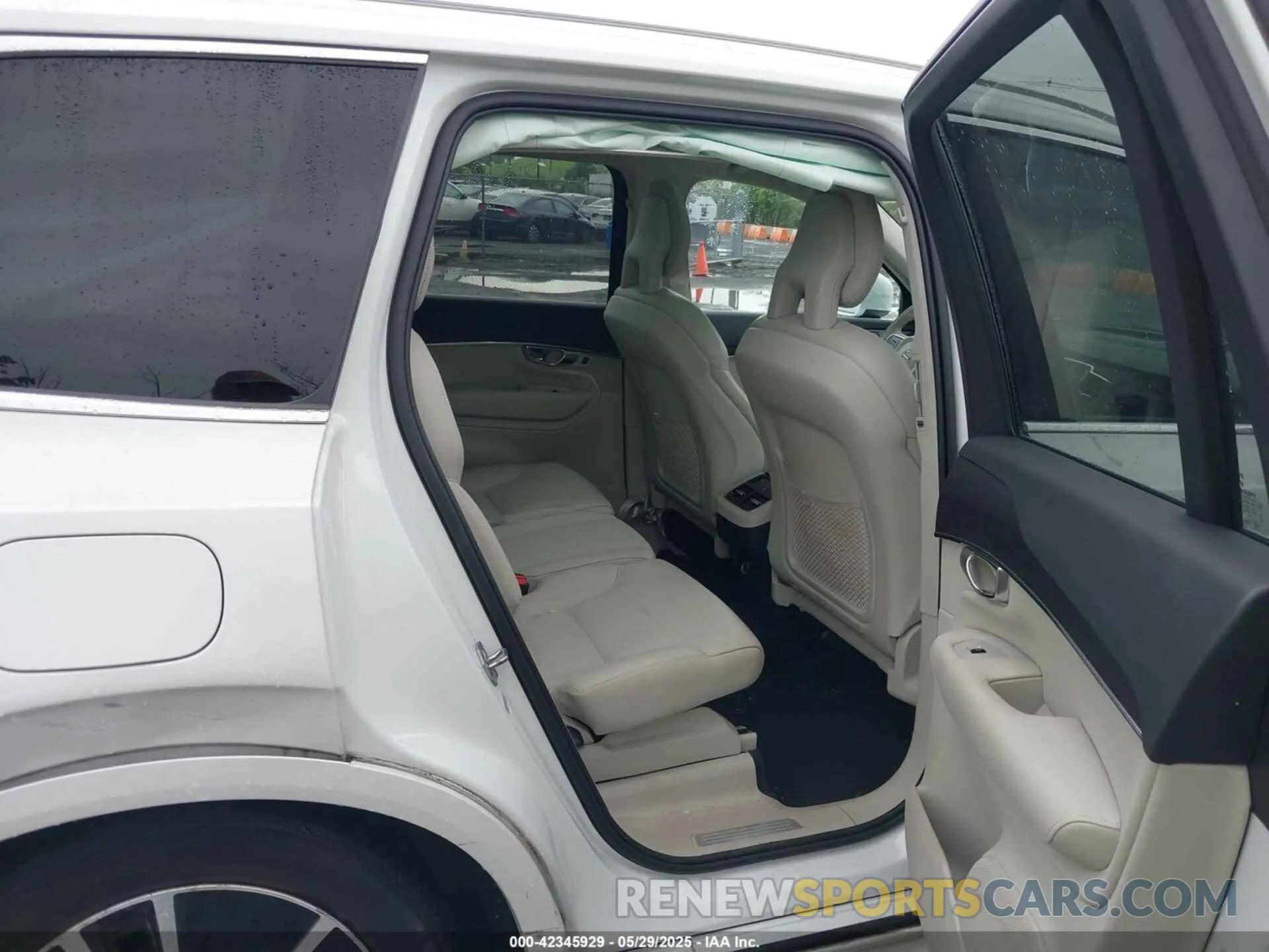 8 Photograph of a damaged car YV4102PK9L1614676 VOLVO XC90 2020