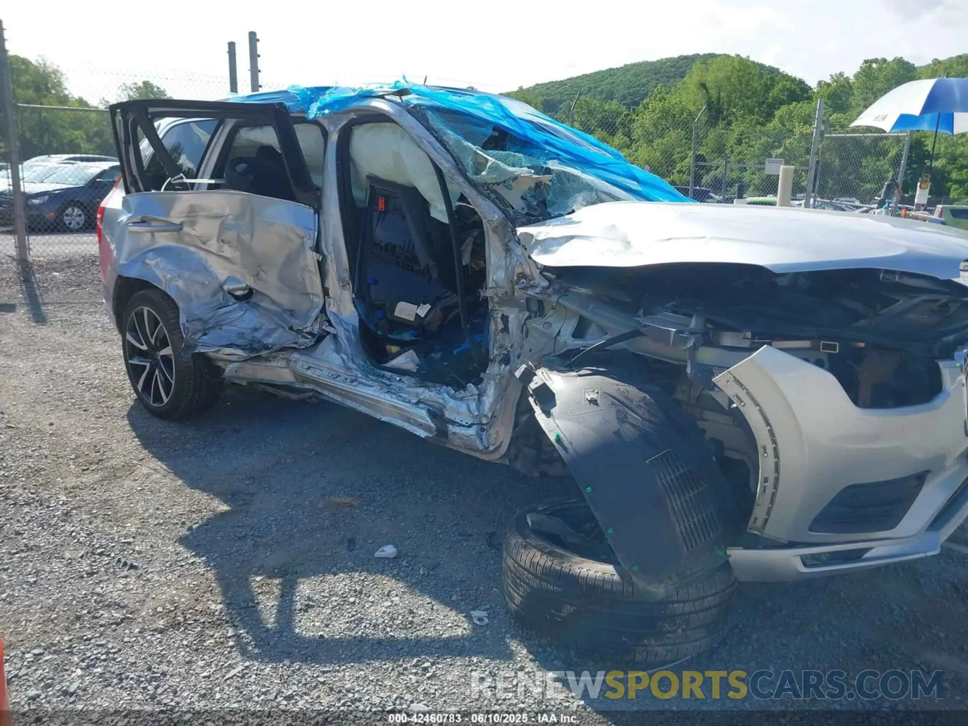 1 Photograph of a damaged car YV4A221K6L1557582 VOLVO XC90 2020