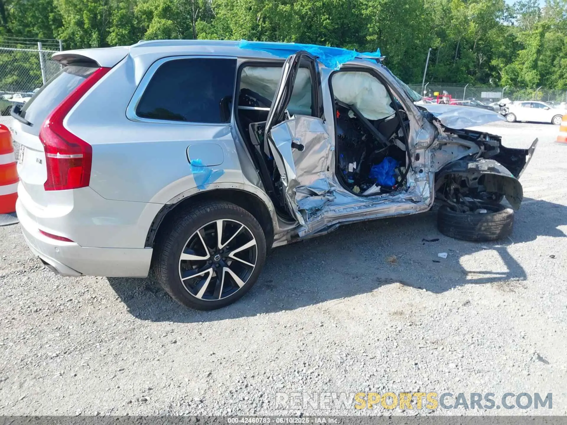 4 Photograph of a damaged car YV4A221K6L1557582 VOLVO XC90 2020
