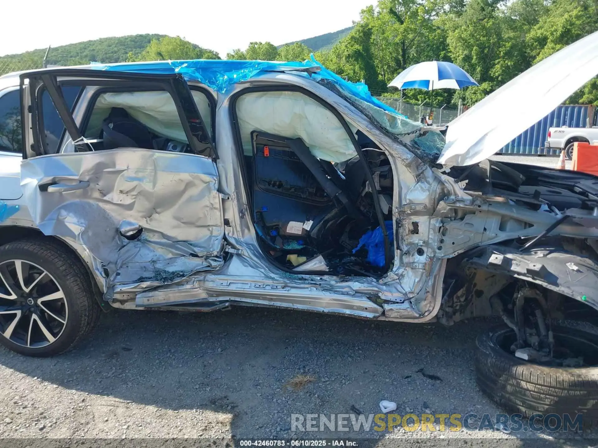 6 Photograph of a damaged car YV4A221K6L1557582 VOLVO XC90 2020