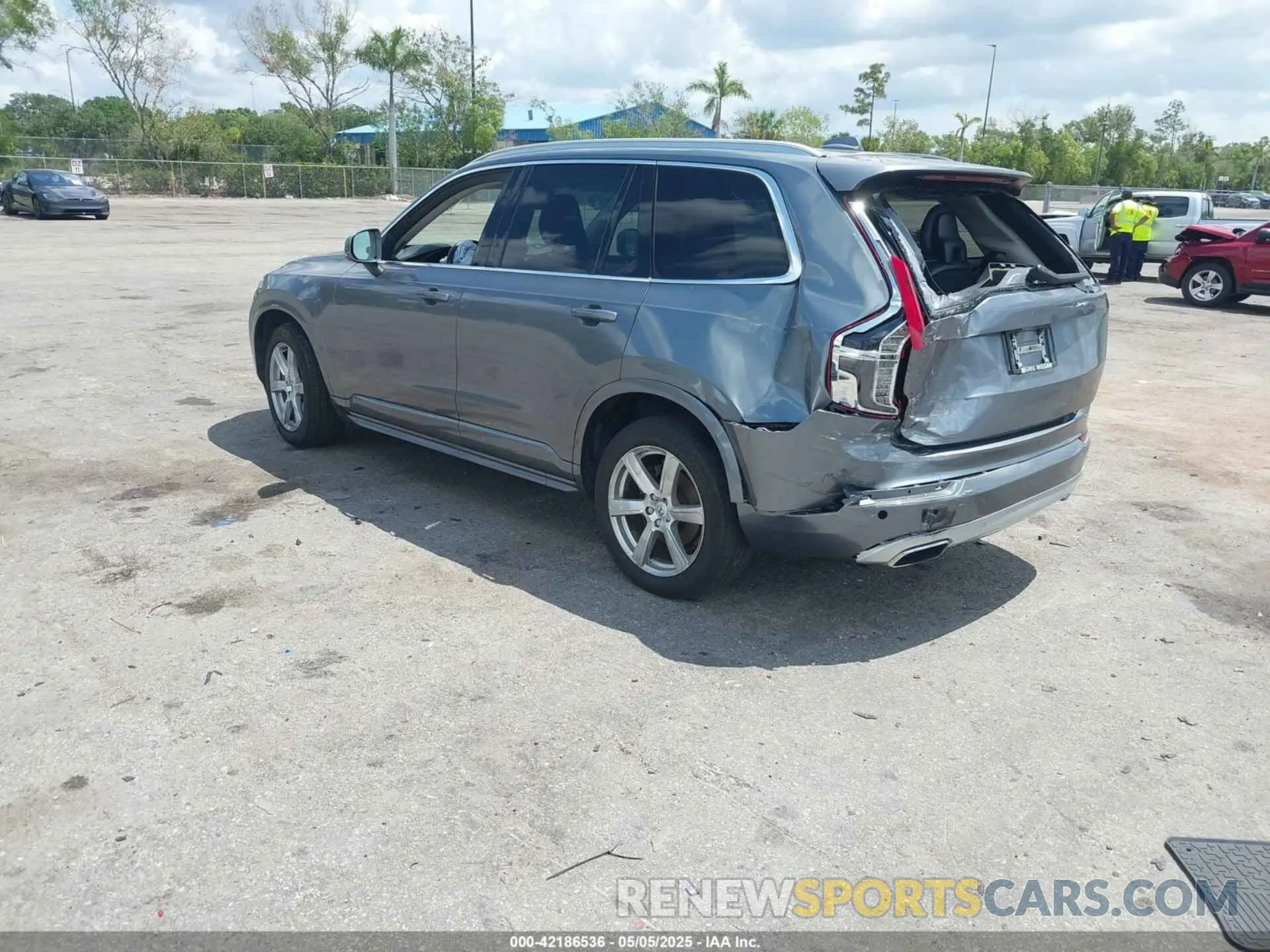 3 Photograph of a damaged car YV4A221K9L1620562 VOLVO XC90 2020