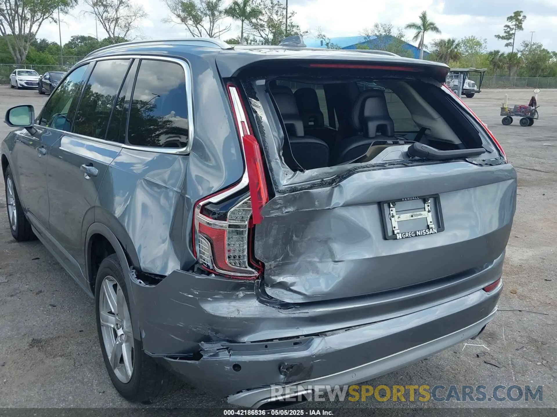 6 Photograph of a damaged car YV4A221K9L1620562 VOLVO XC90 2020