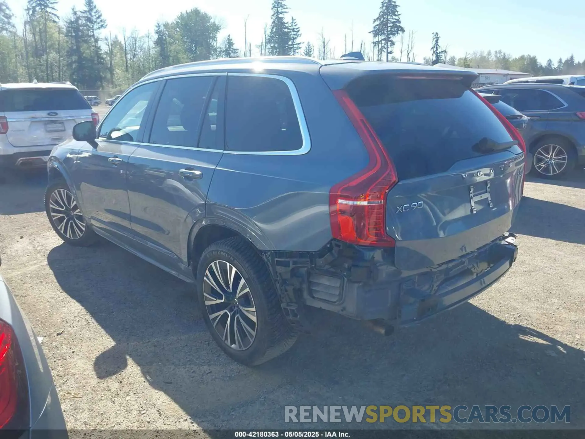 3 Photograph of a damaged car YV4A221KXL1553065 VOLVO XC90 2020
