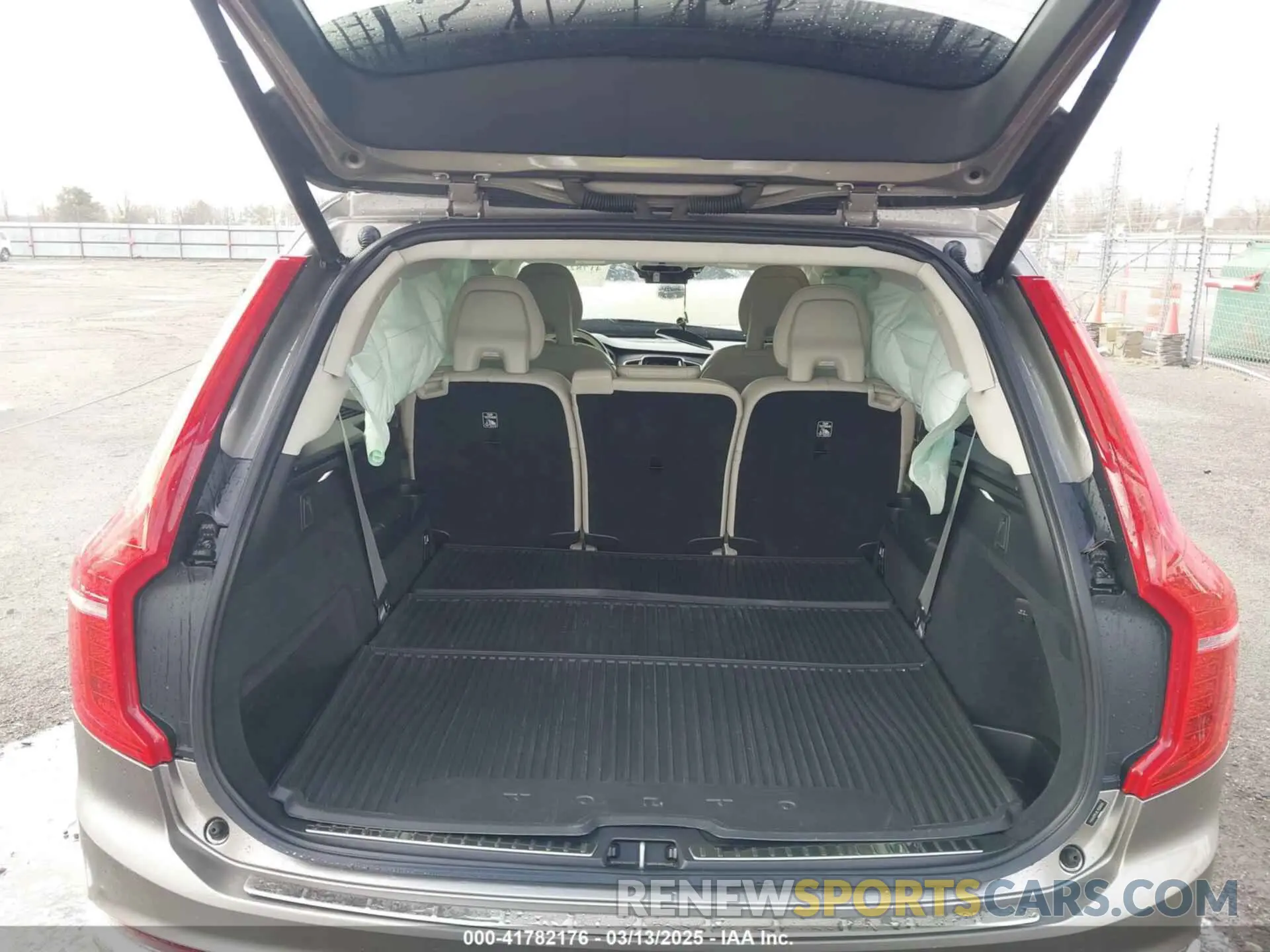 8 Photograph of a damaged car YV4A22PL6L1536649 VOLVO XC90 2020