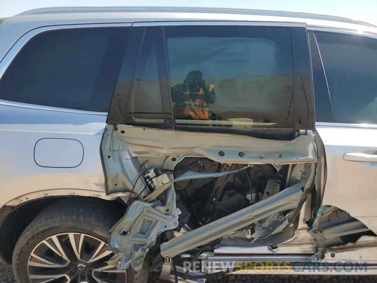 10 Photograph of a damaged car YV4102CK1M1687063 VOLVO XC90 2021