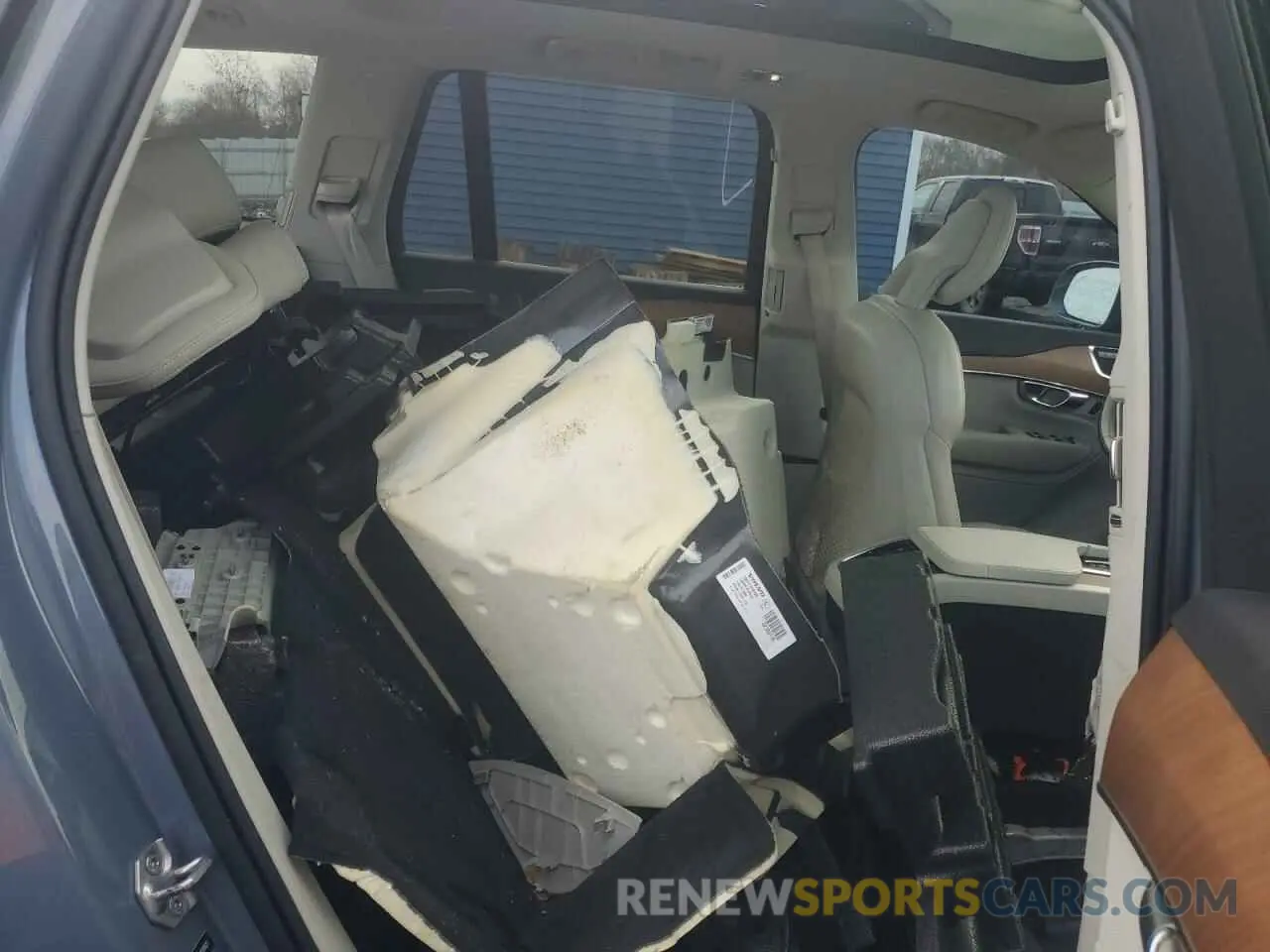 10 Photograph of a damaged car YV4A221K2M1702621 VOLVO XC90 2021