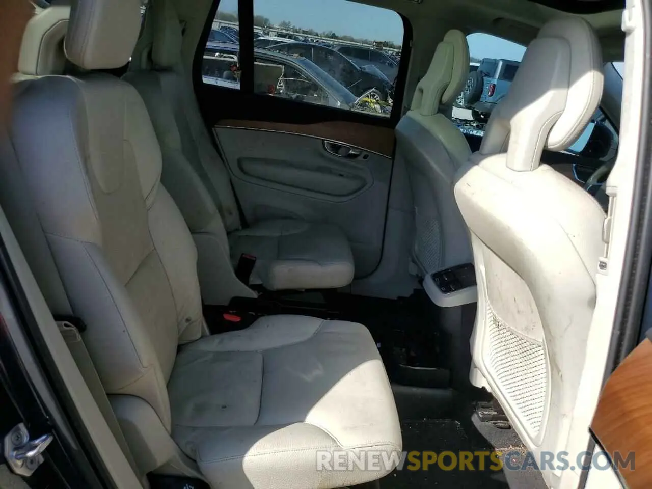 11 Photograph of a damaged car YV4A221K8M1680267 VOLVO XC90 2021