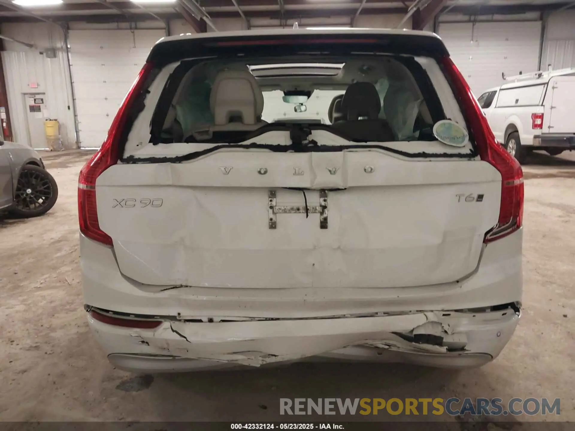 16 Photograph of a damaged car YV4A221KXN1803066 VOLVO XC90 2022