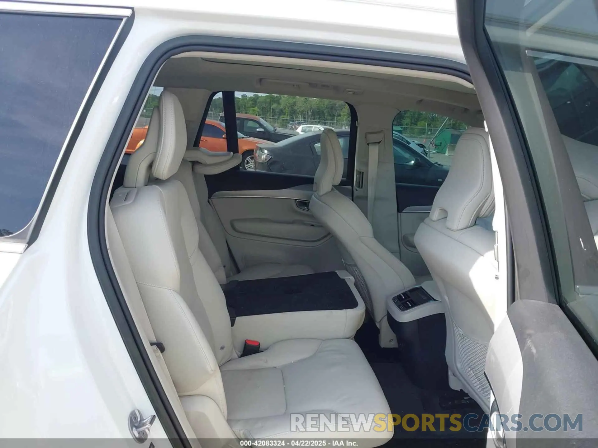 8 Photograph of a damaged car YV4L12PK0P1909337 VOLVO XC90 2023