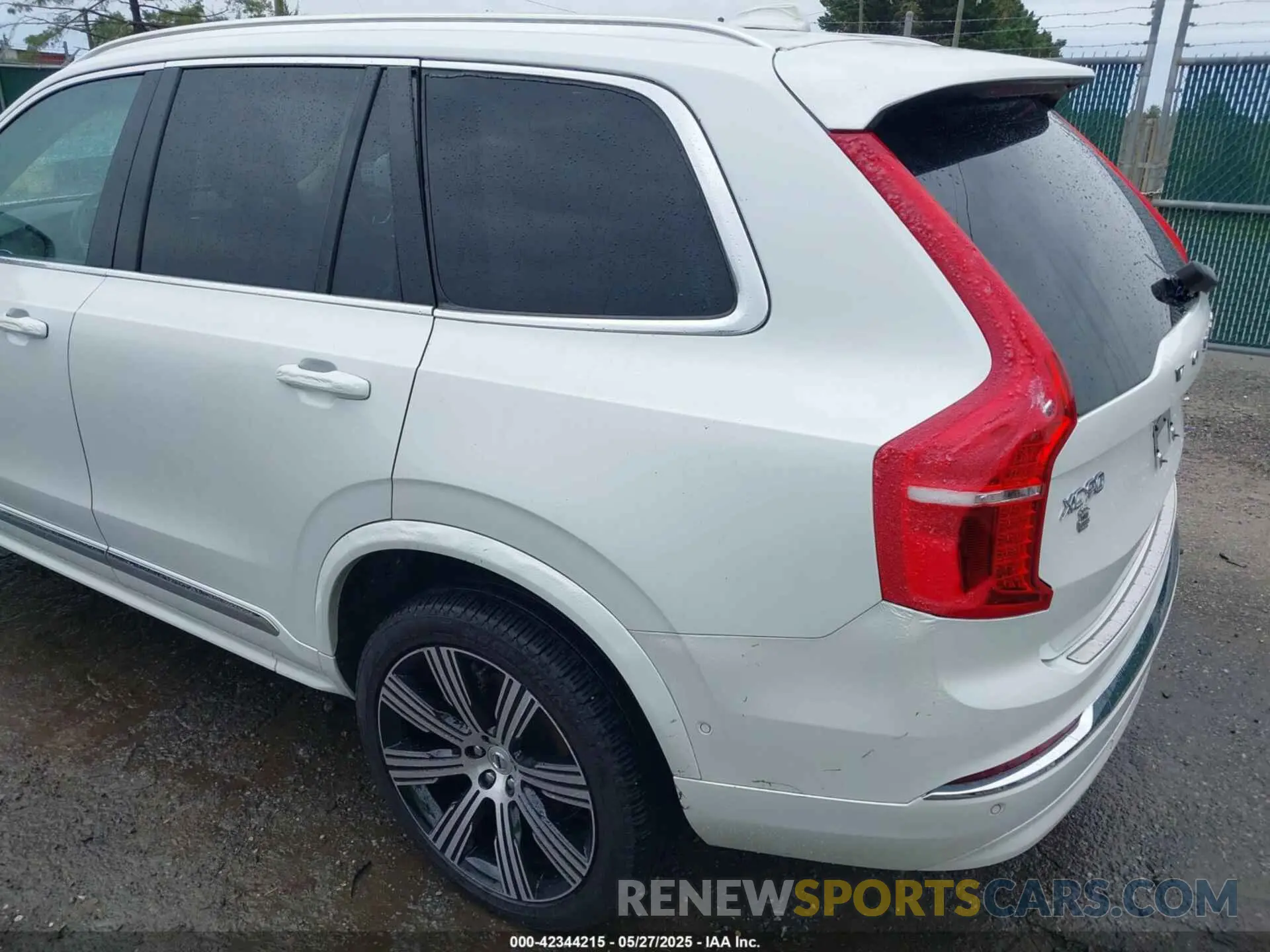 12 Photograph of a damaged car YV4062PE3R1181627 VOLVO XC90 2024