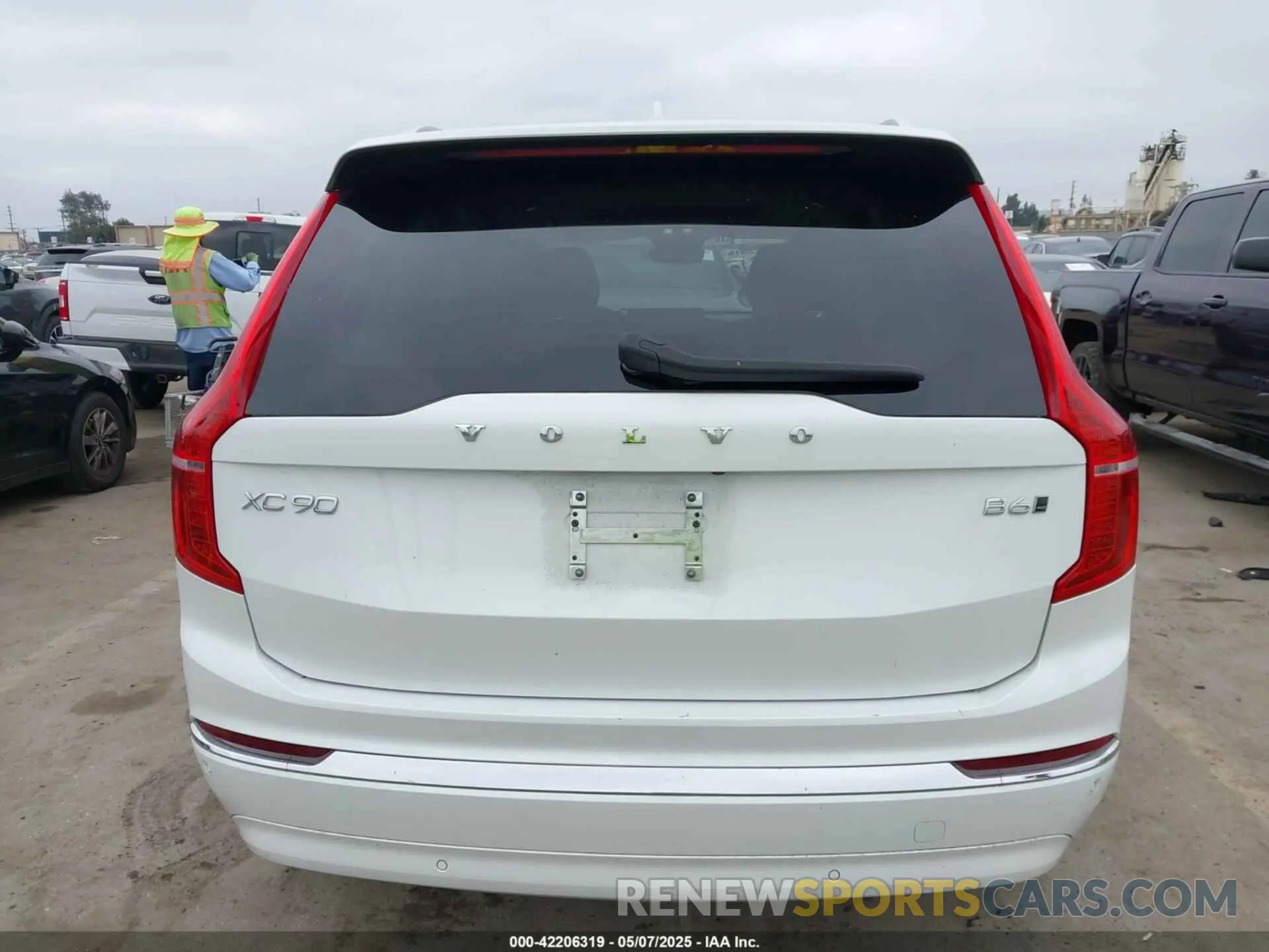 16 Photograph of a damaged car YV4062PE4R1146319 VOLVO XC90 2024