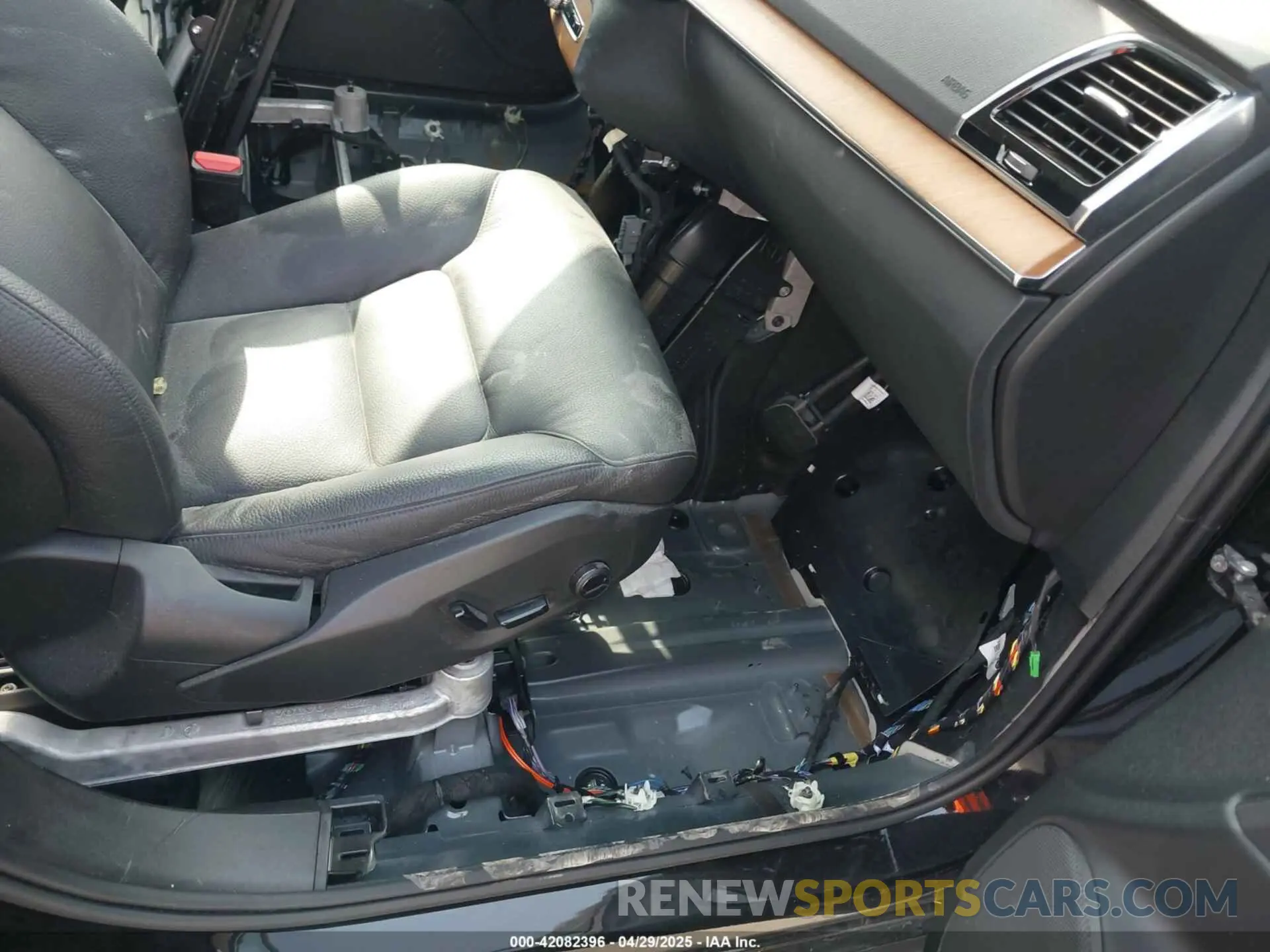 5 Photograph of a damaged car YV4062PE4R1221441 VOLVO XC90 2024
