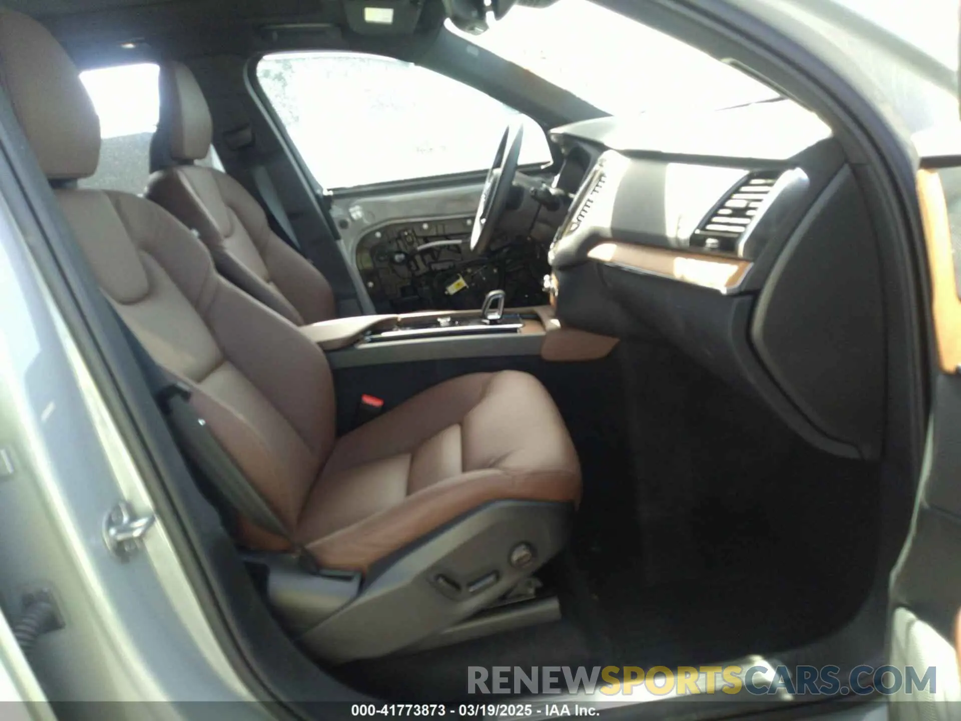5 Photograph of a damaged car YV4062PEXR1234128 VOLVO XC90 2024