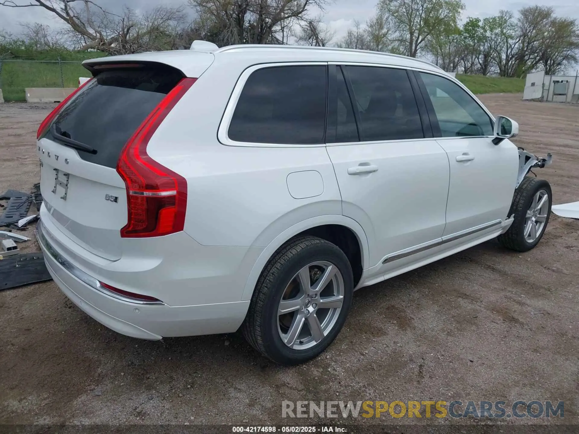 4 Photograph of a damaged car YV4L12PK2R1195584 VOLVO XC90 2024