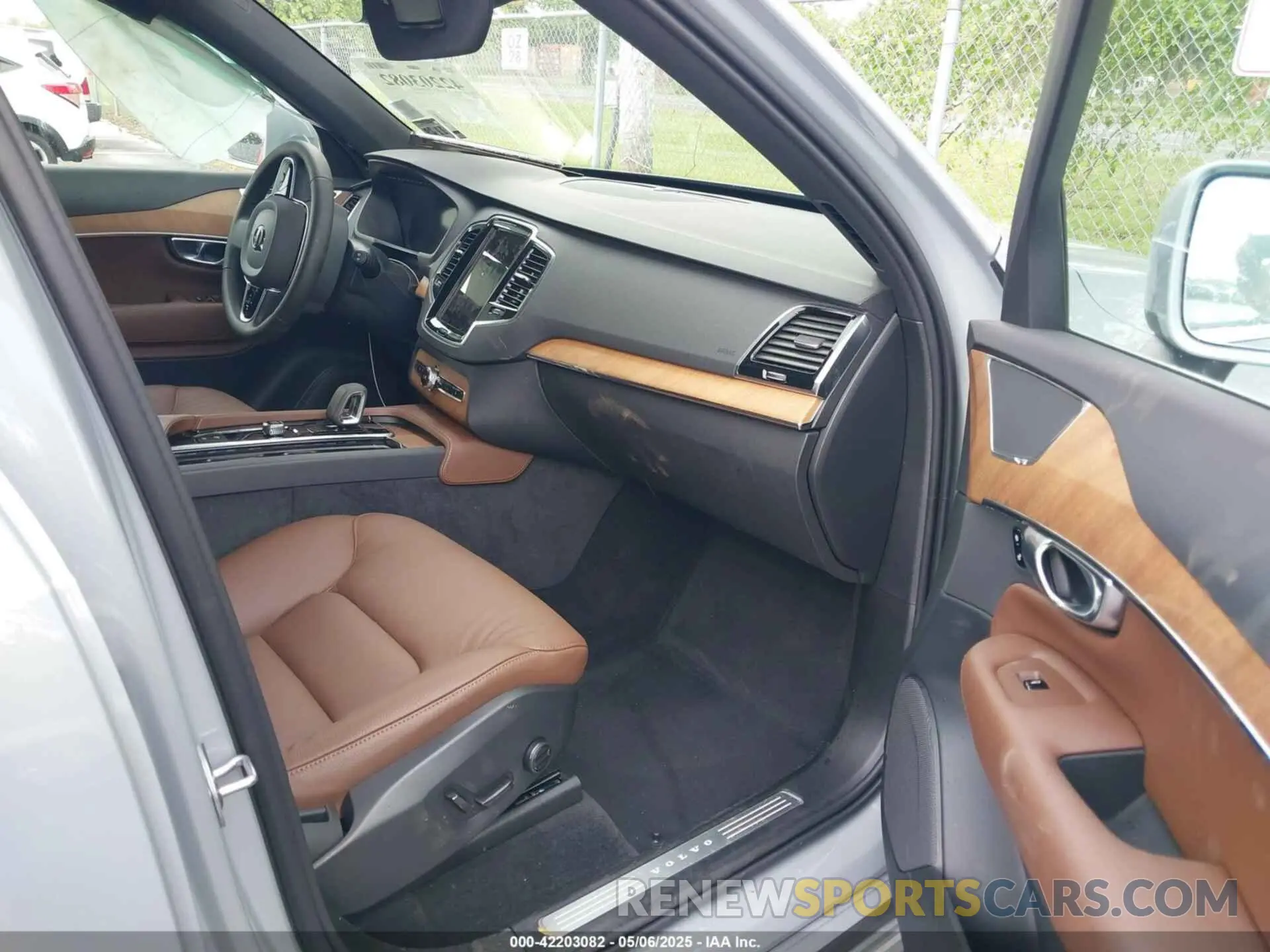 5 Photograph of a damaged car YV4H60PE1S1328346 VOLVO XC90 PLUG-IN HYBRID 2025
