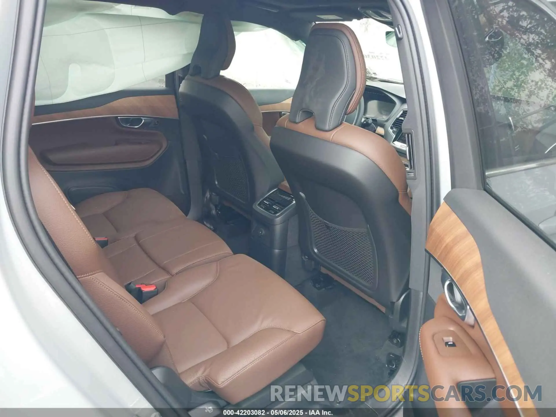 8 Photograph of a damaged car YV4H60PE1S1328346 VOLVO XC90 PLUG-IN HYBRID 2025