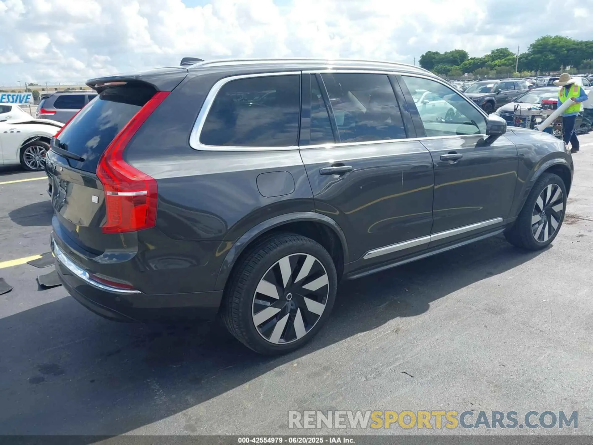4 Photograph of a damaged car YV4H60CE9R1234070 VOLVO XC90 RECHARGE PLUG-IN HYBRID 2024