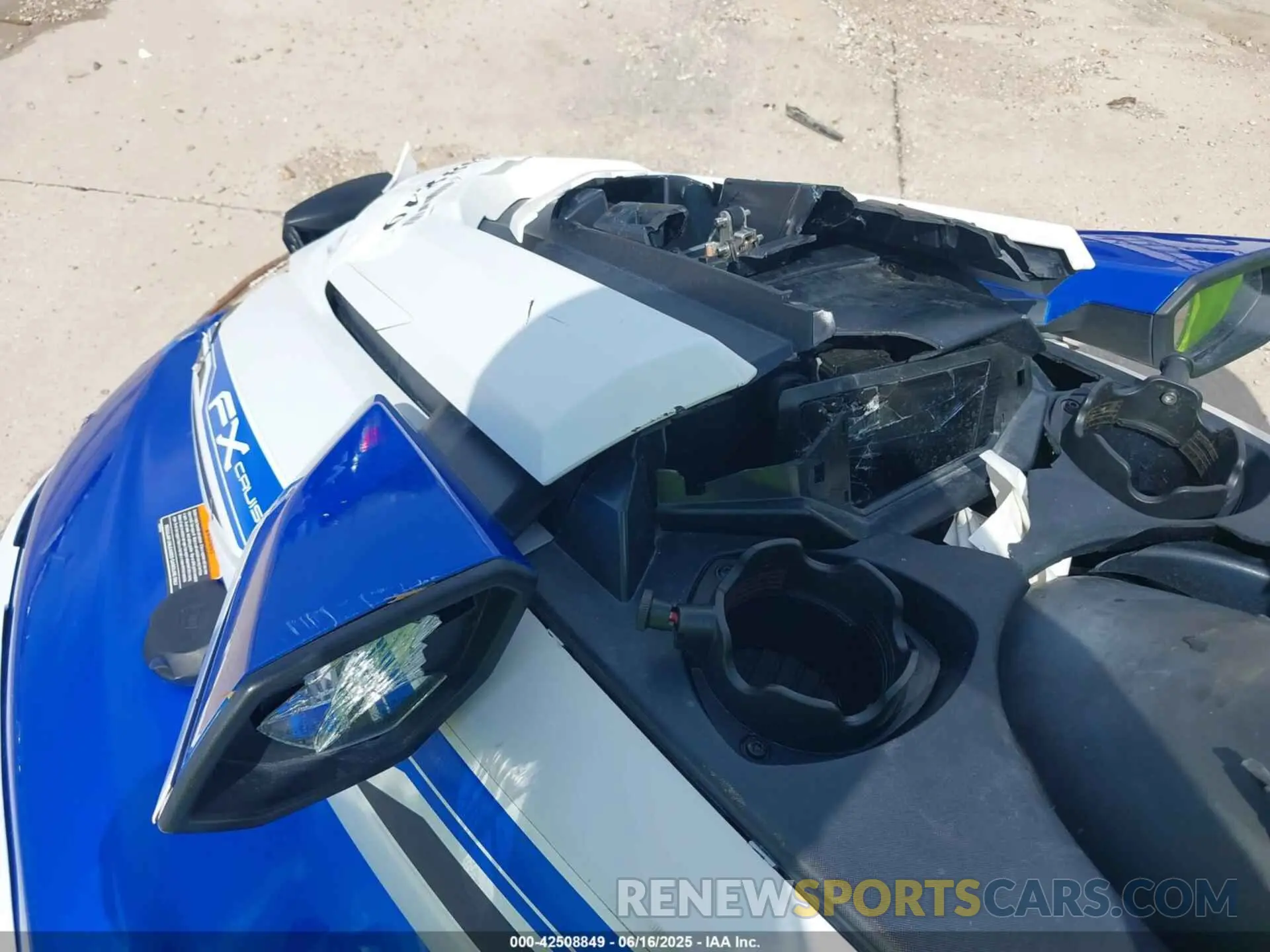 6 Photograph of a damaged car 00000YAMA1633H021 YAMAHA FX CRUISER 2021